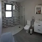וילה Comfortable Playa Roca Beachfront Access קוסטה טגוויסה