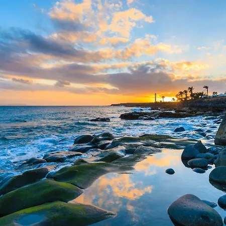 Comfortable Playa Roca Beachfront Access Villa Costa Teguise