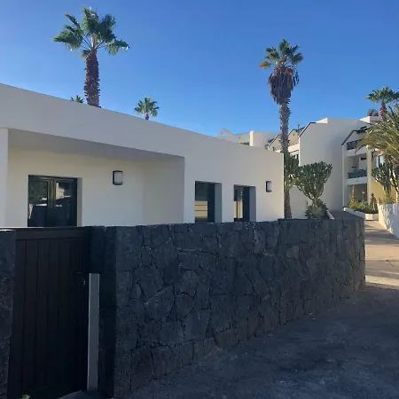 Comfortable Playa Roca Beachfront Access Villa Costa Teguise