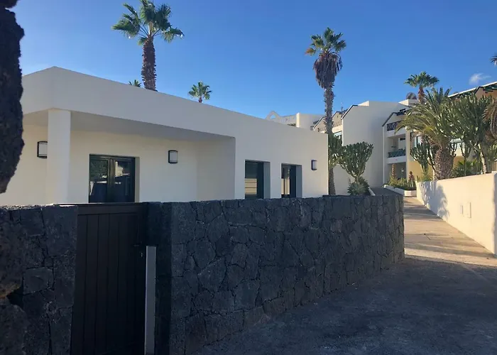 Comfortable Playa Roca Beachfront Access Villa Costa Teguise